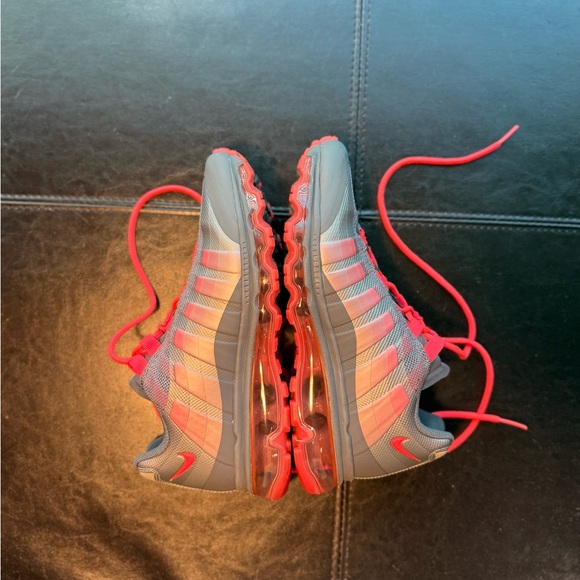 Nike Air Max 95 sneaker in a grey and bright pink/orange colorway women’s Size 7 - Picture 2 of 10